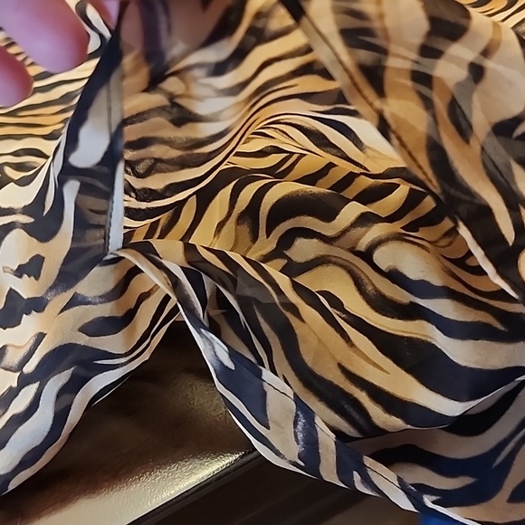 Chico's 100% Silk Sheer Animal/Tiger Print Ponch Size M/L - Picture 3 of 6